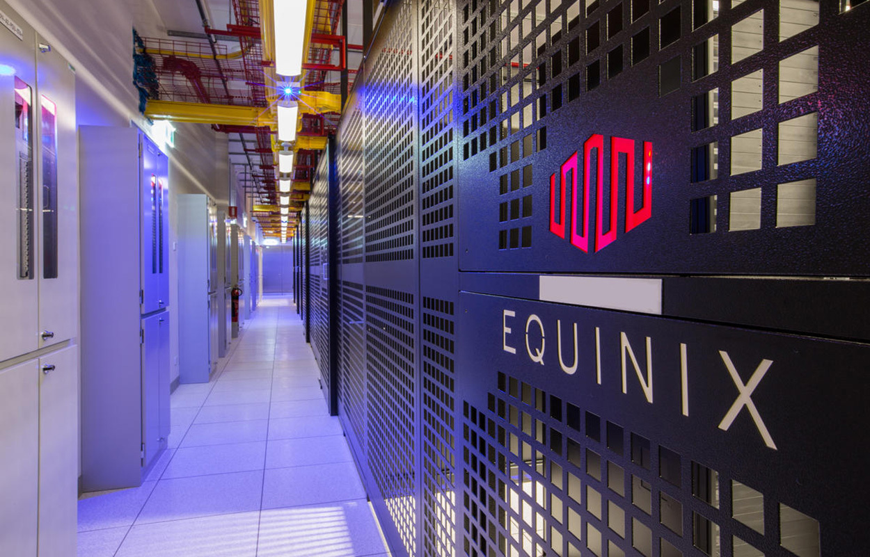 美国旧金山研发中心如何与东京AI团队实现低延迟互联？